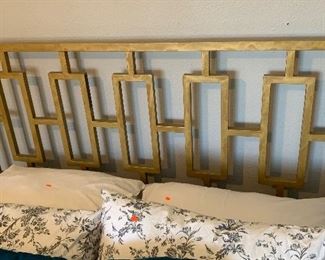 Queen Gold Frame Memory Foam Bed Complete	52x60x82in	HxWxD
