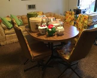 Vintage Dinette Set in amazing condition. Table has 2 leaves.