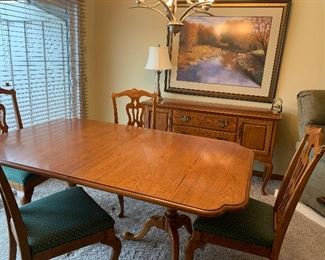 Dining room table and four chairs in excellent condition