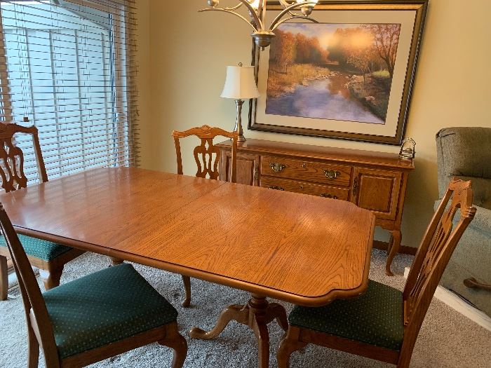 Dining room table and four chairs in excellent condition 