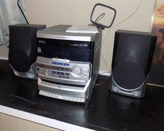 Magnavox stereo and speaker