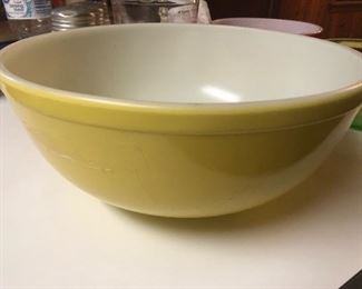 Pyrex mixing bowl yellow 