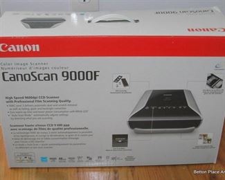 Canon CanoScan 9000F in box