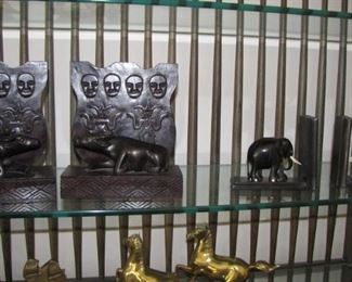 Many sets of vintage bookends 