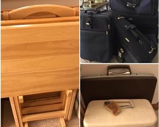 Set of 4 trays with stand. 
Vintage Samsonite pieces.