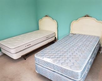 Mid-Century Twin Beds https://ctbids.com/#!/description/share/317667
