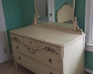 Mid-Century Vanity Dresser https://ctbids.com/#!/description/share/318526