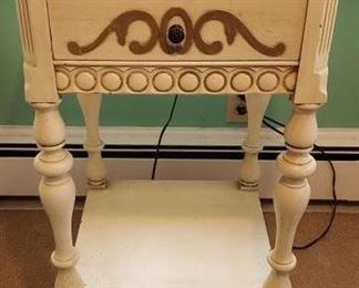 Mid-Century Side Table with Lamp https://ctbids.com/#!/description/share/319648