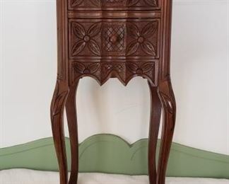 Ornate Side Table https://ctbids.com/#!/description/share/321667
