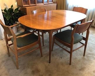 Mid-century modern dining room table, 2 captains chairs and 3 side chairs - includes leafs and table pads!