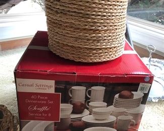 Oneida 40 piece dinnerware set - Soufflé