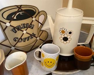 Vintage Daisy Electric Coffee Pot. Mugs