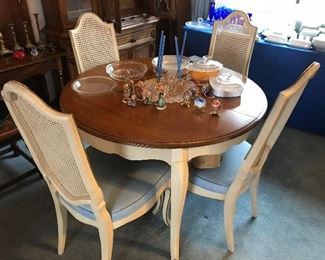 Dining room table w/4 chairs, pads & 3 leaves