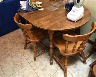 Kitchen table w/5 chairs & 1 leaf