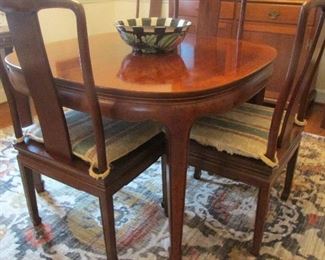 Henredon maghogany table and 8 chairs; 2 leaves