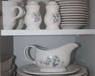 PFALTZGRAF DINNERWARE ~ GRAPEVINE PATTERN