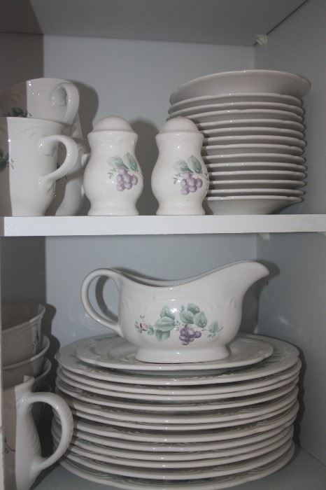 PFALTZGRAF DINNERWARE ~ GRAPEVINE PATTERN