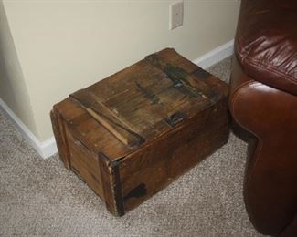 ANTIQUE PRIMITIVE WOOD BOX