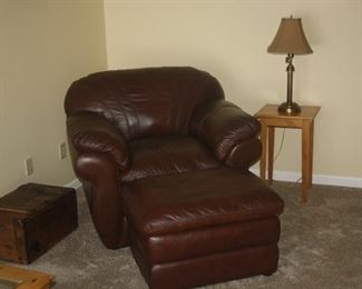LA Z BOY LEATHER CHAIR + FOOT REST