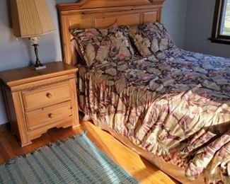 queen bedroom set, light wood