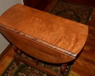 Round drop leaf table