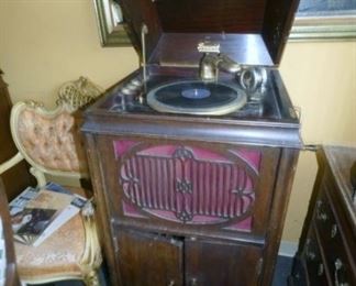 MAH. CASE BRUNSWICK VICTROLA