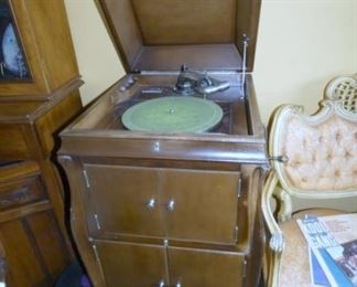 MAH. CASE VICTOR VICTROLA
