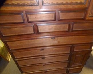 VIEW 5 W/MULTIPLE DOVETAILED DRAWERS