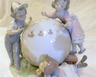 VIEW 2 CLOSEUP LLADRO PORC. FIGURE