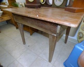 1800'S HANDMADE PRIM PINE MOORE COUNTY TABLE