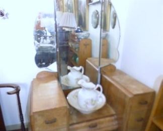 DECO VANITY W/TRIFOLD MIRROR