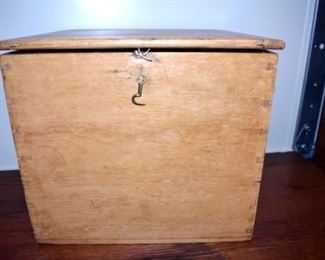14IN. DOVETAILED WOODEN SHAKER BOX