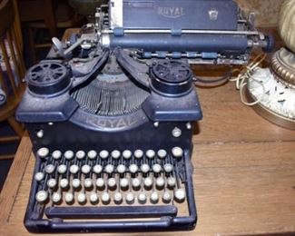 EARLY ROYAL TYPEWRITER