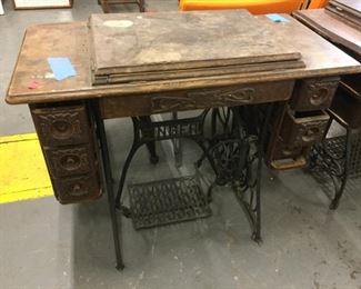 Singer sewing table with machine