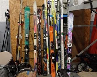 skis