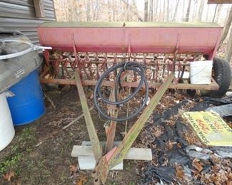 MODEL 33 MASSEY FERGUSON GRAIN DRILL 