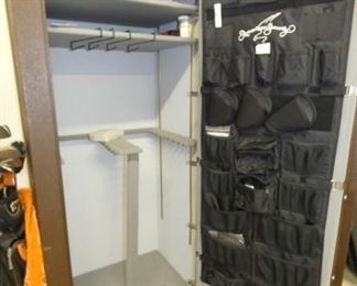 VIEW 2 INSIDE 36 DRAKE AMERICAN GUN SAFE 