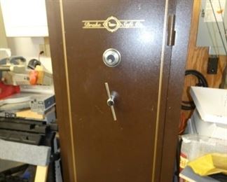 DRAKE 19 GUNS SAFE 