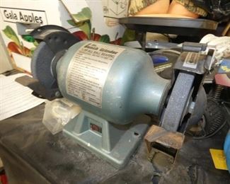 BLACK AND DECKER BENCH GRINDER 