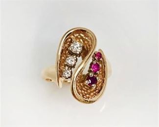 Lot 004
Contemporary Ruby & Diamond 14k Gold Ring