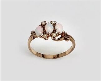 Lot 010
Women's 3 Stone Opal 14 Karat Gold Ring