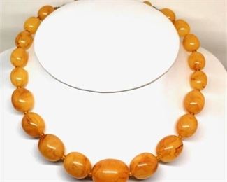 Lot 070
Vintage Bakelite Butterscotch Art Deco Necklace