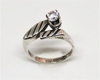 Lot 076
Sterling .925 Contemporary Fashion Ring