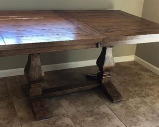 Gorgeous Farmhouse Style Table w Built-in Leaf