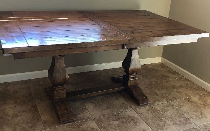 Gorgeous Farmhouse Style Table w Built-in Leaf