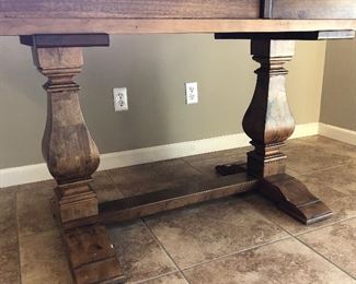 Gorgeous Farmhouse Style Table w Built-in Leaf