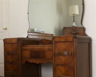Waterfall Vanity w Mirror
