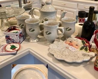 Pfaltzgraff Christmas Heirloom Coffee/Tea beverage pot w lid, 4 matching footed mugs...