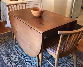 Mid-century Franklin Shockey Co, Lexington, NC dinette table with 6 chairs and with leaves folded down  (has matching china hutch), Approx 5x7 Museum Collection area rug