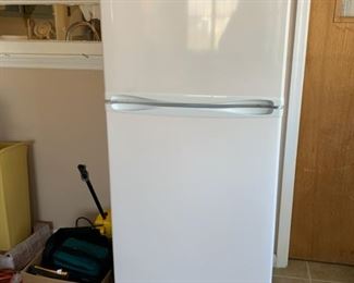 	#21	Magic Chef Frost Free Refrigerator 10 cubic feet 23"x26"59"	 $75.00 		